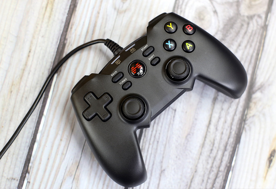 智能电视好搭档,定位亲民的北通蝙蝠4手柄体验