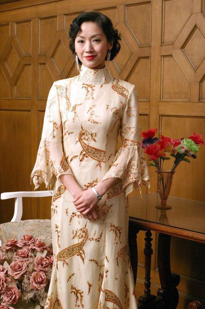 吴倩莲的年龄隐藏得真深,碎花旗袍挺宽松,但是纤细腰肢遮不住