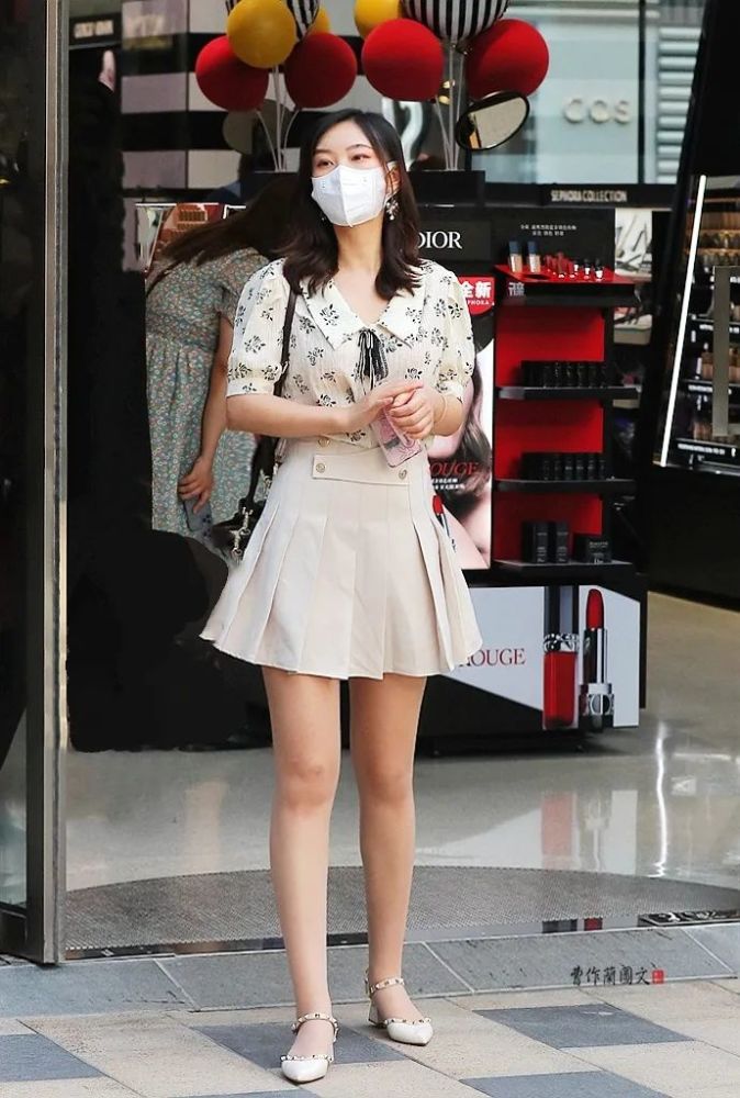 街拍浅口平底鞋美女掩饰不住的轻熟风