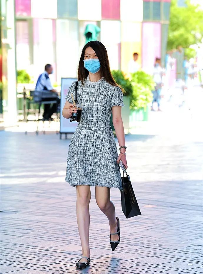 街拍浅口平底鞋美女掩饰不住的轻熟风