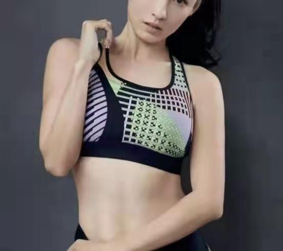 41岁张柏芝晒健身照健美又飒爽