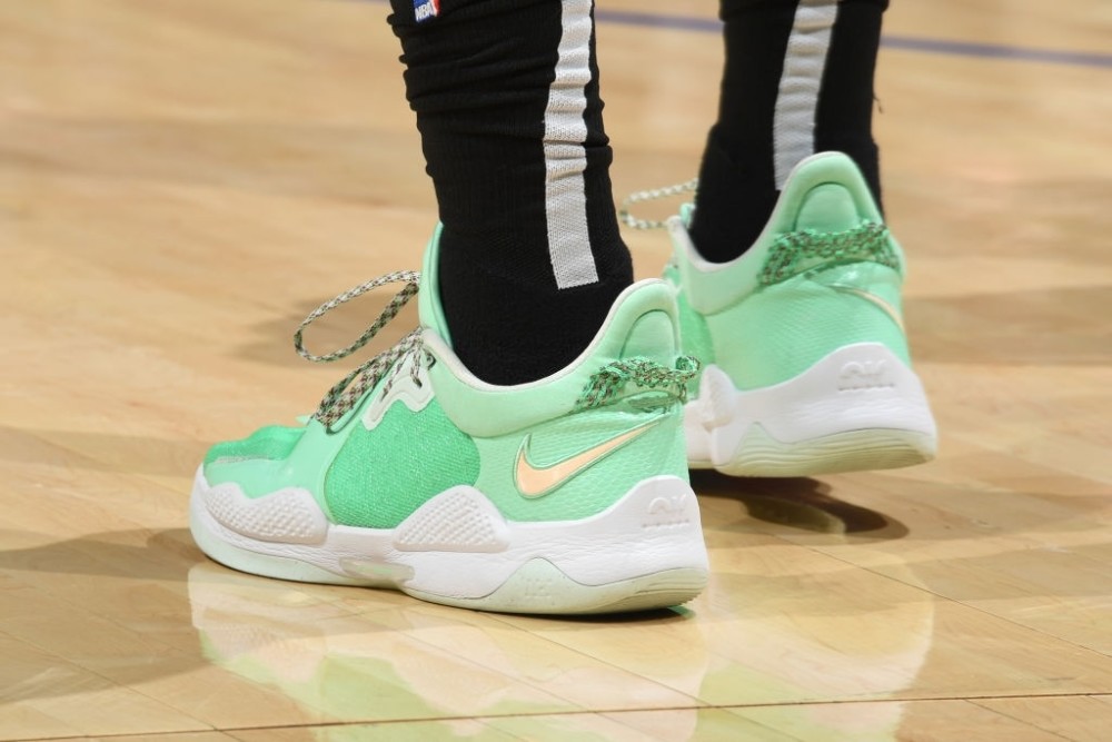 他的队友特兰斯·曼上脚: nike pg5 保罗·乔治的全明星配色 环保配色