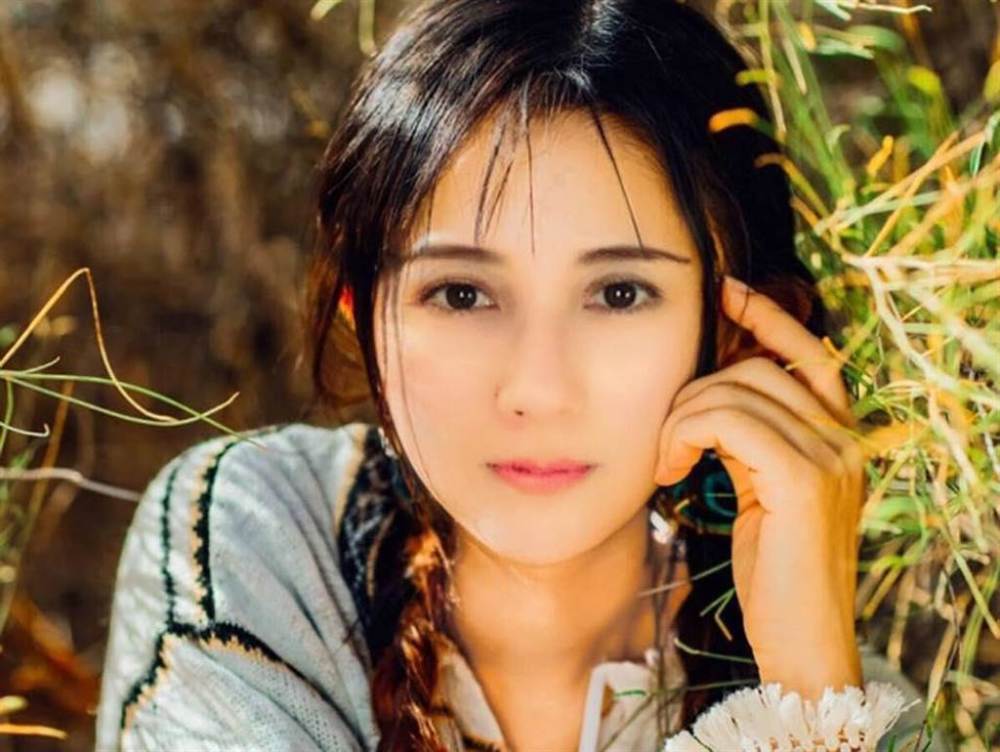 港星郑艳丽传病危,已经瘦到只剩皮包骨,是张国荣昔日好友