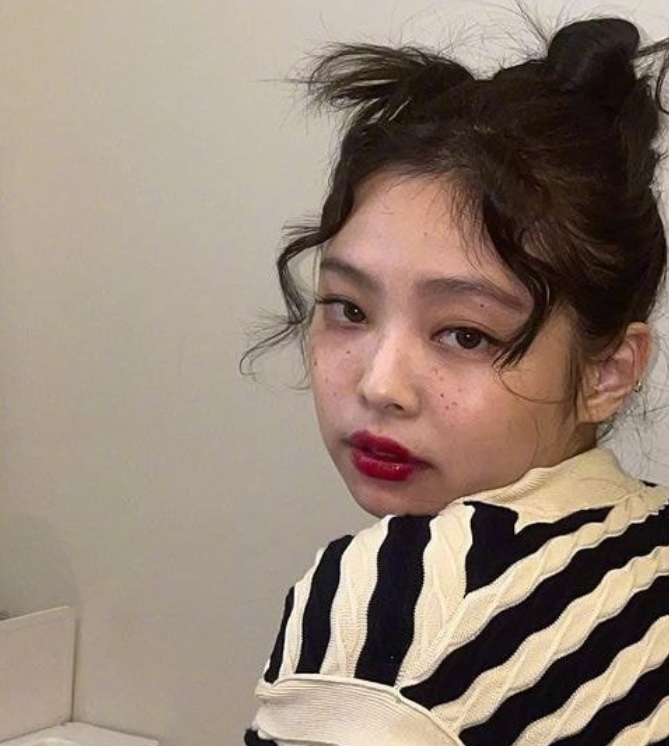 太可爱了,jennie更新雀斑妆容自拍照,配上大红唇变氛围感甜心