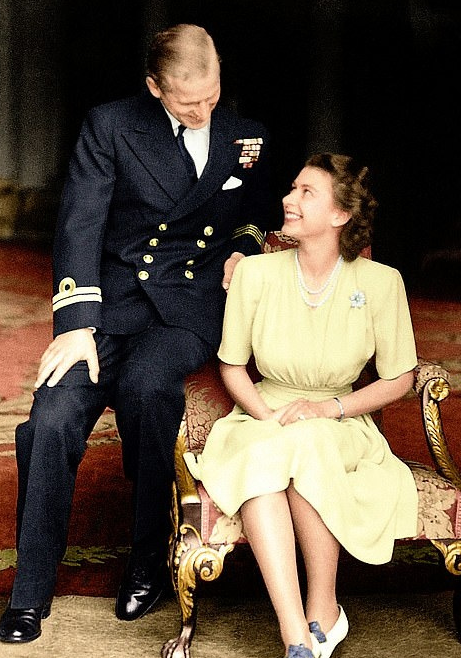 65年前30岁的梦露和英女王同框艳丽的脸庞输给了优雅的气质
