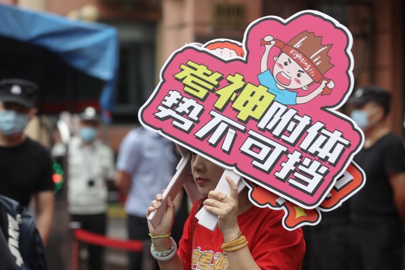 上海9.4万学生今迎中考,直击考场外送考百态_腾讯新闻