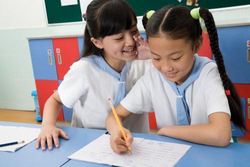 普通私立幼儿园没那么贵,一个月一千多块钱,但是再加上头训嚷移甙嗽