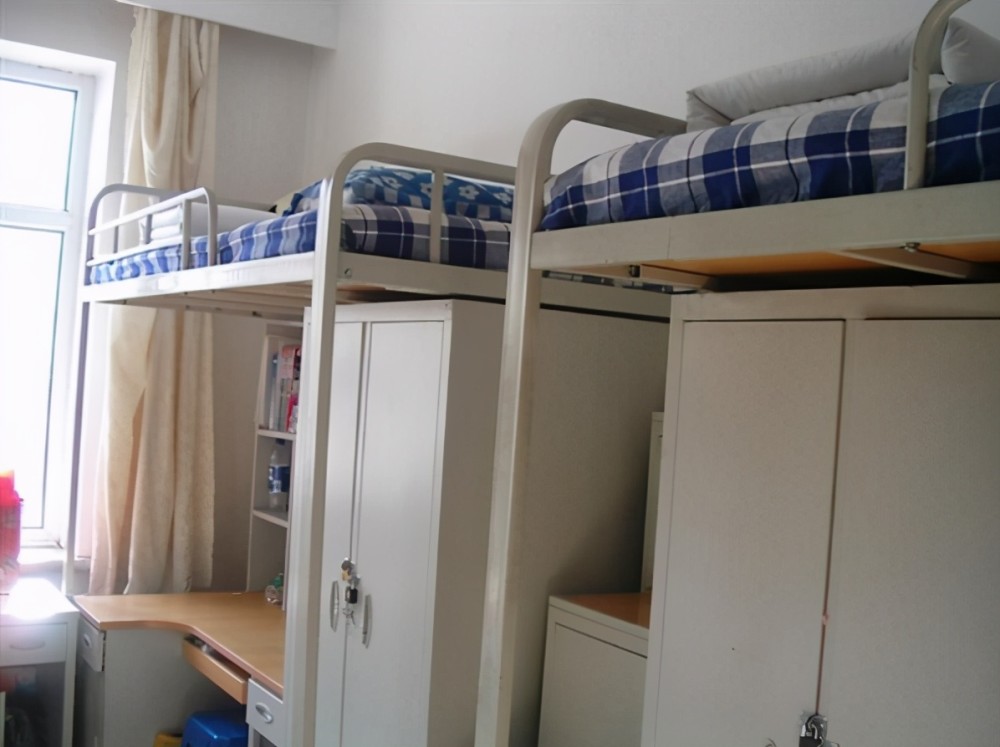 大学生因为太热睡不着深夜喊话校长校长你能睡着吗