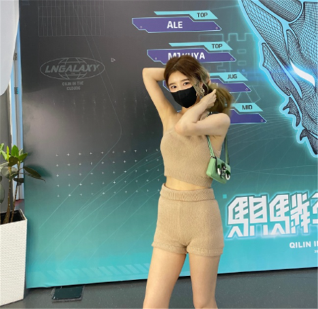 难怪fpx输得彻底糖小幽晒出观赛照一身肉装让粉丝看花了眼