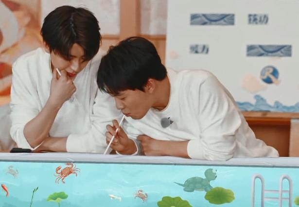 蔡徐坤郭麒麟组拌嘴兄弟喝饮料满是粉红泡泡baby嗑cp上头