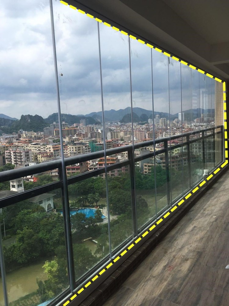 一平米几千块的阳台全景窗,为什么还要单独留个小窗?