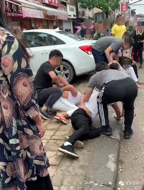 现场!南部街头惊现便衣民警抓犯人,震撼