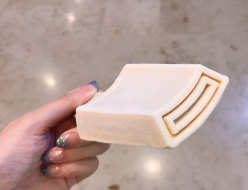 66元一只的钟薛高,承诺的特级红提变散装葡萄干,道歉就能平息?