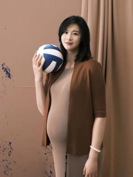 女排名将惠若琪官宣生女!产前化妆穿线裙炫巨肚,肚大如萝连肚脐都撑平
