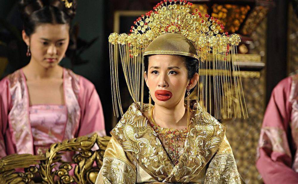 "龅牙珍"陈凯师也是如此,别看她在电影中的角色颜值一言难尽,但她平时
