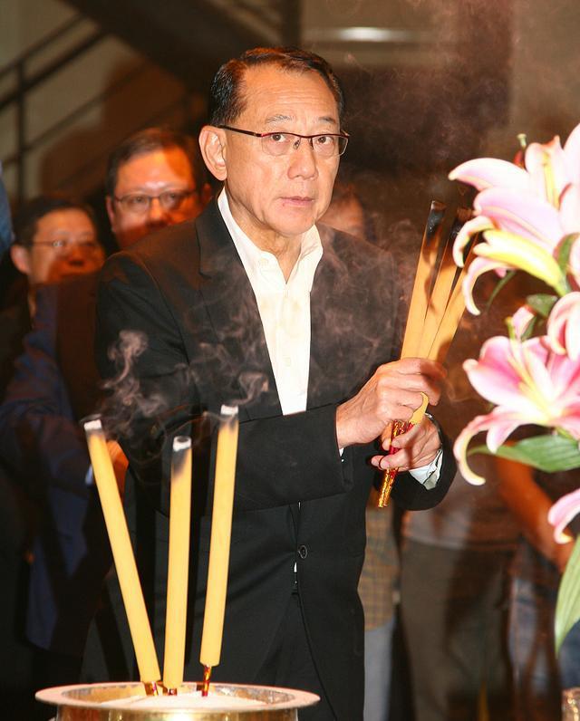 梅艳芳过37岁生日烂醉的曾志伟大骂英皇老总杨受成而后被打