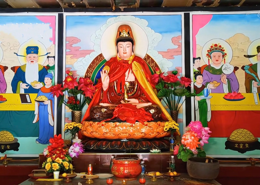 从殿宇走出来,来到白仙供奉庙宇,白仙就是刺猬,最后面是供奉着泰山