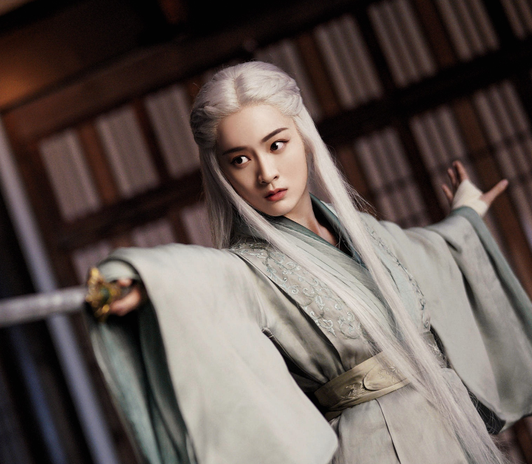 有人觉得张雪迎的颜值一般般,然而换上了白发造型后,张雪迎的颜值反而