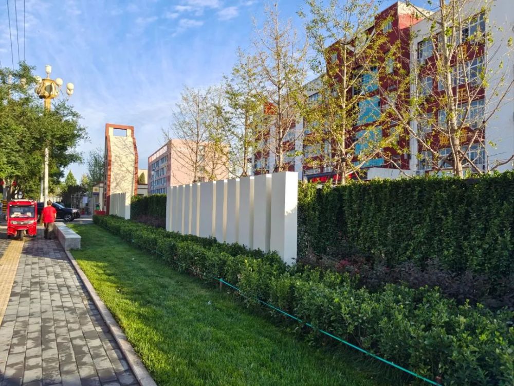 二中这里早先是围墙,已推到进行了绿化隔离老"进校",闲置的人字顶砖房