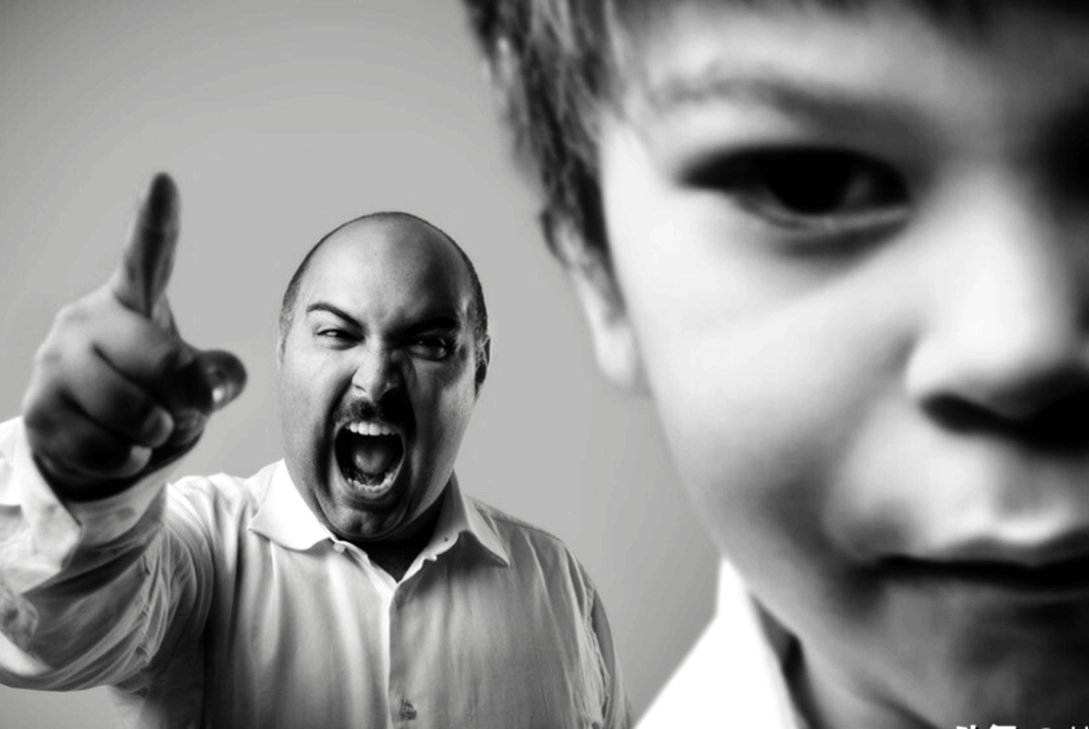 我只得把头埋得低低地说:"我不知道.