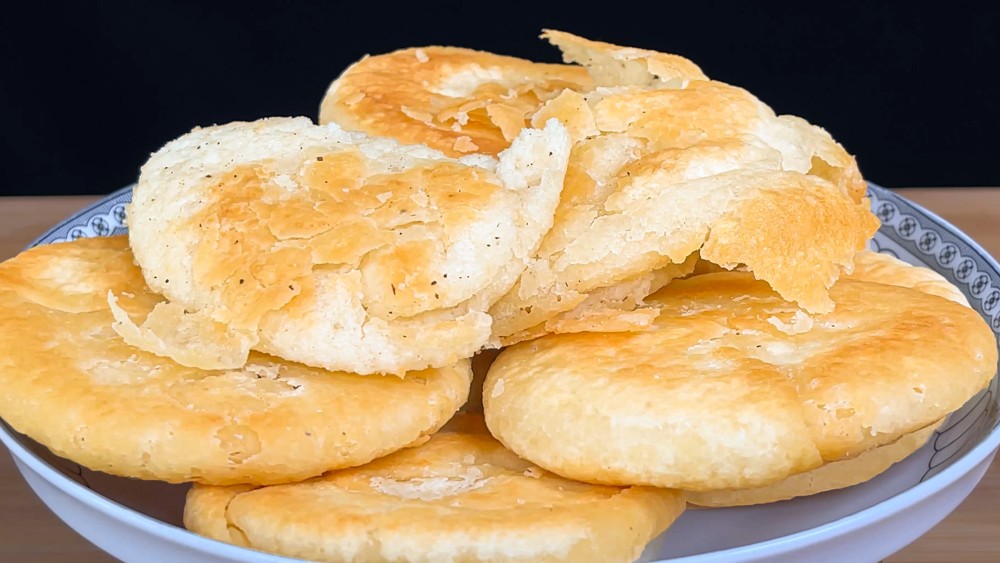 五香油酥烧饼,吃起来又酥又软还多层,淡淡的咸香味,简单又好吃