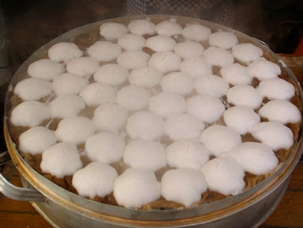 当年重庆小伙身患残疾,卖白糕后成亿万富翁,却被妻子残害于别墅