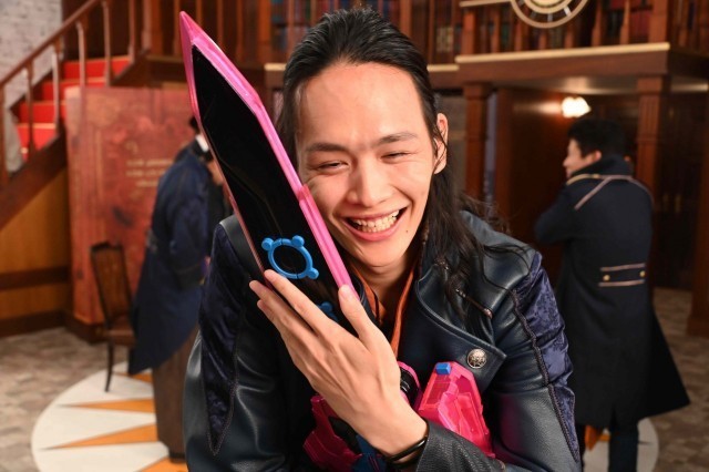 假面骑士圣刃40大秦寺彻底沦为谐星神代兄妹遭遇危机