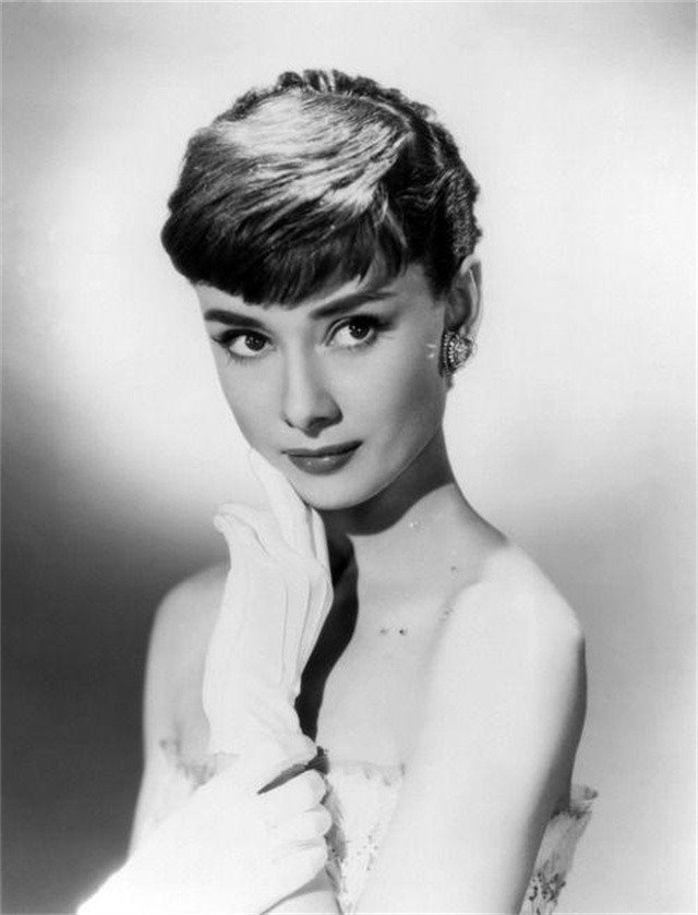 可摄人心魄的外貌和举重若轻的演技令她一炮而红,24岁的赫本也凭借此