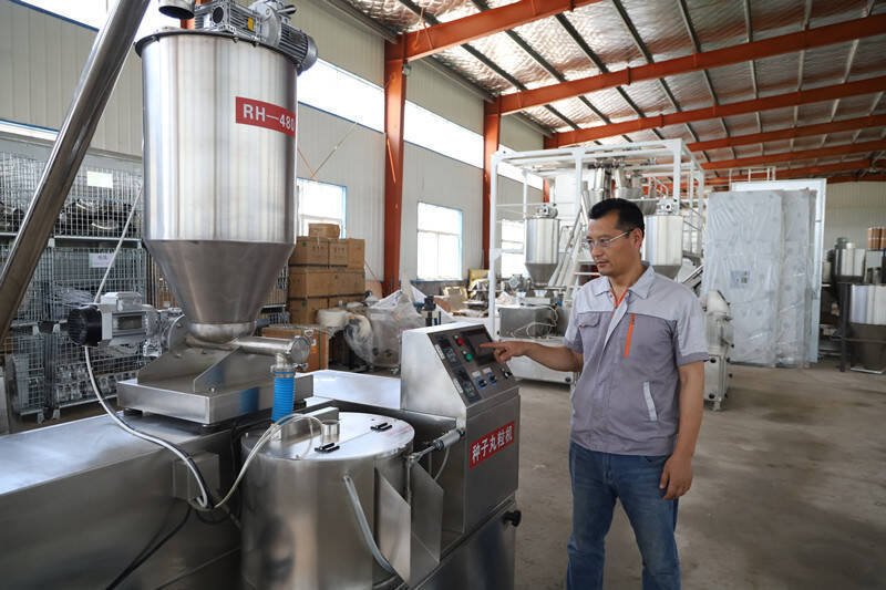 莱西:农民张连华造出种子丸粒机