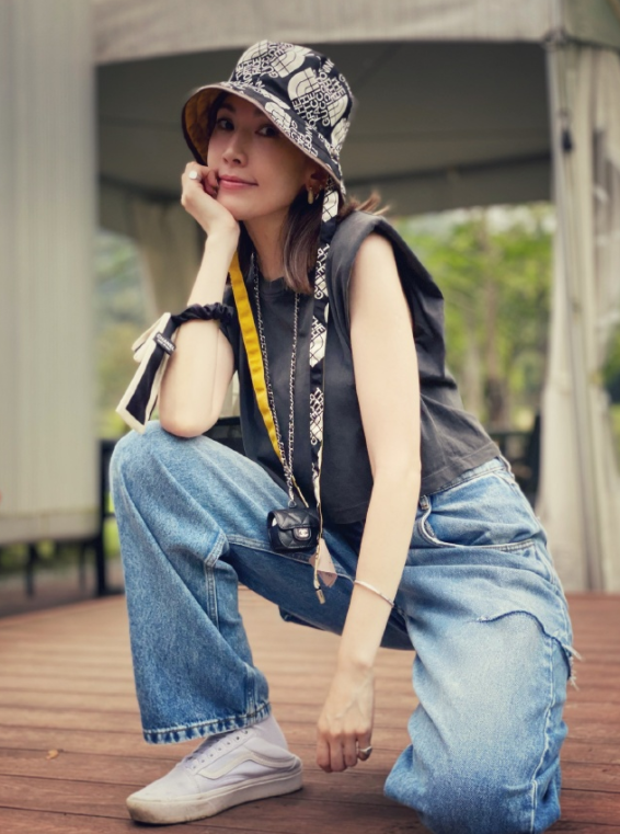 林志颖真幸福娇妻陈若仪背心搭配短裤飒爽干练像个大学生