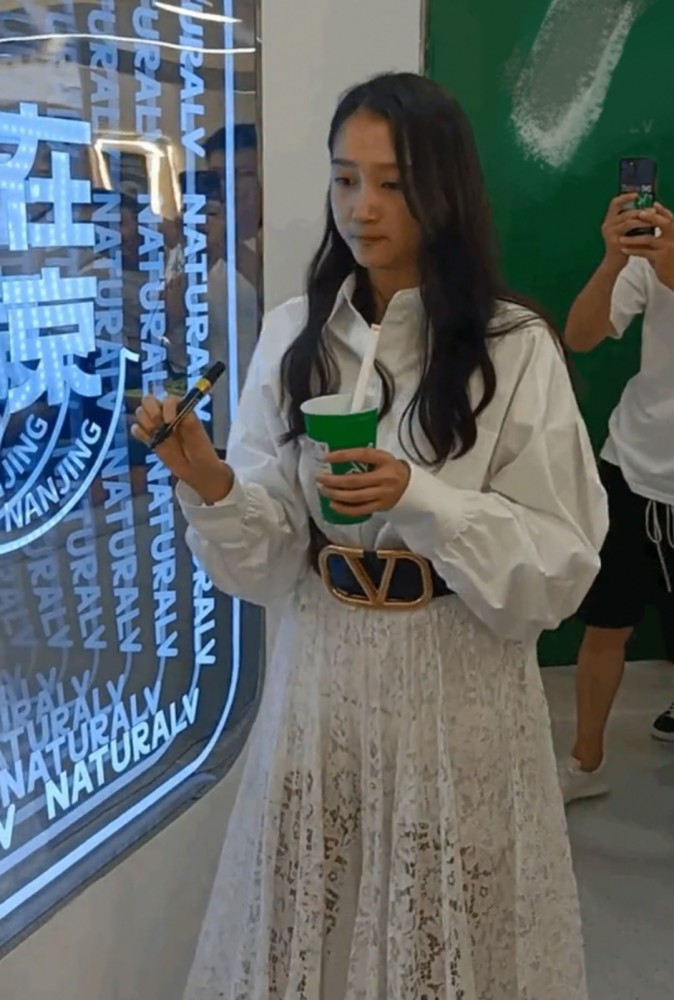 刚开店时学习网红营销模式,邀请网红探店,关晓彤亲自配合网红拍摄视频