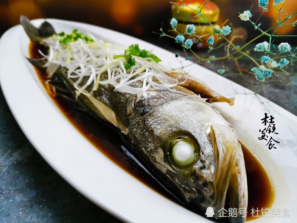 主料:海鱸魚1條 配料:蔥50克,姜10克,香菜5克