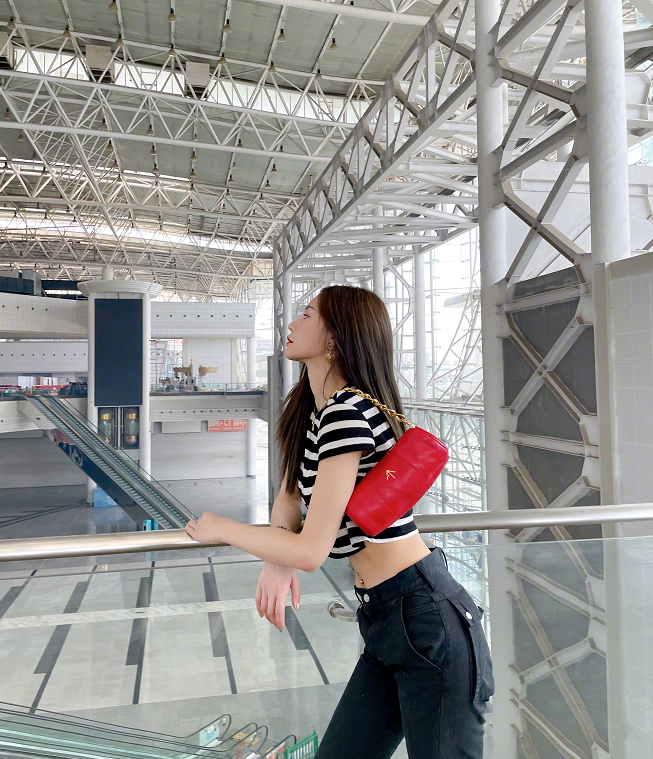 沈梦辰穿露脐装对镜大秀好身材网友大美女好养眼