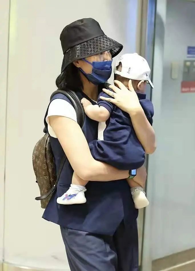 朱丹带两娃现机场二胎儿子正脸曝光胖乎乎像周一围