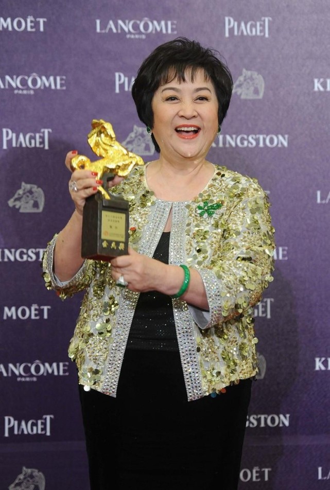 甄珍哪像是40后,70来岁气度风骨闪耀,打扮珠光宝气也不显俗