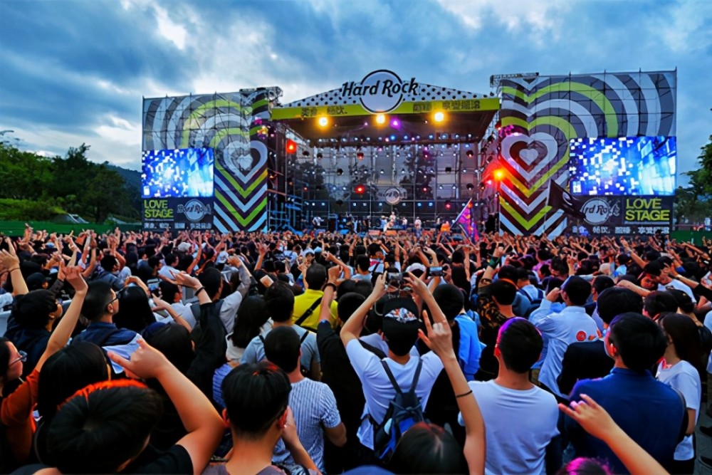 那么提供的就是 亲子体验; 在草莓音乐节上售卖各式各样的草莓 创意品