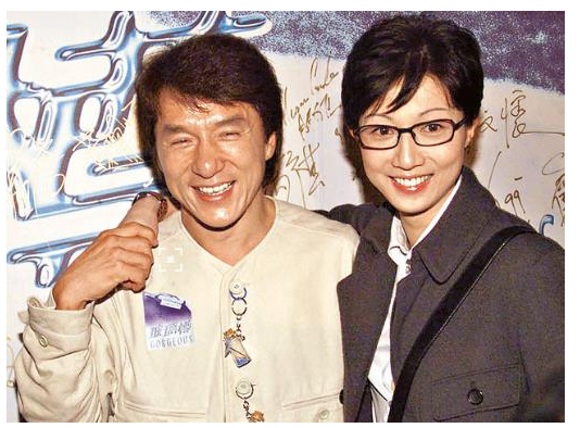 成龙林凤娇疑似婚变?公司总监回应只是职务调整,两人的感情很好?