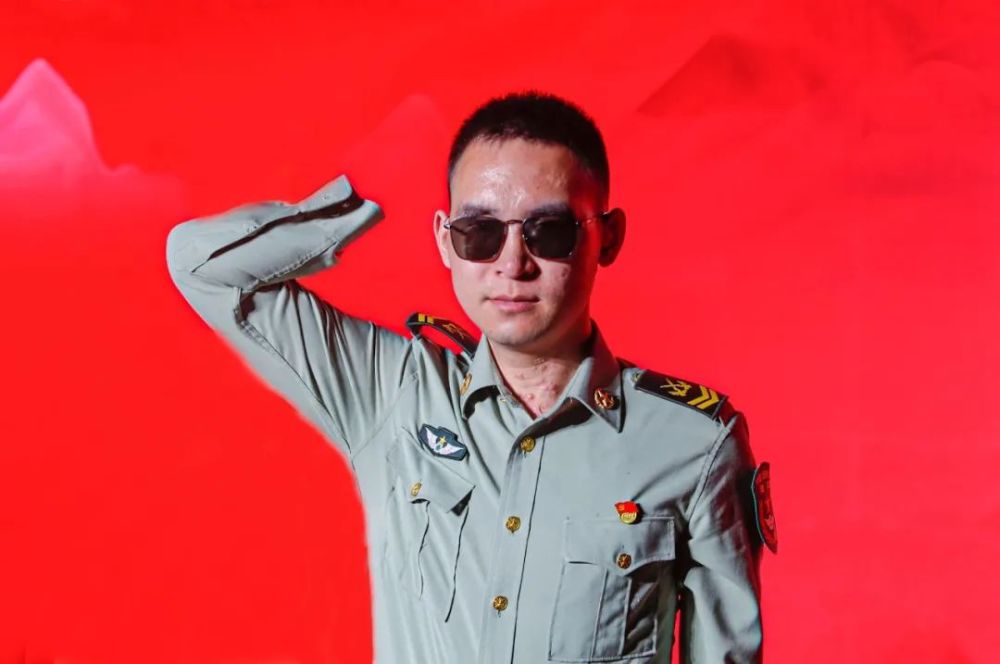 时代楷模杜富国来百色了