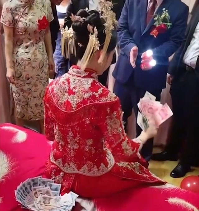 河北一新娘在背后盘子里抓喜钱,一个动作让网友直呼:娶对人了!