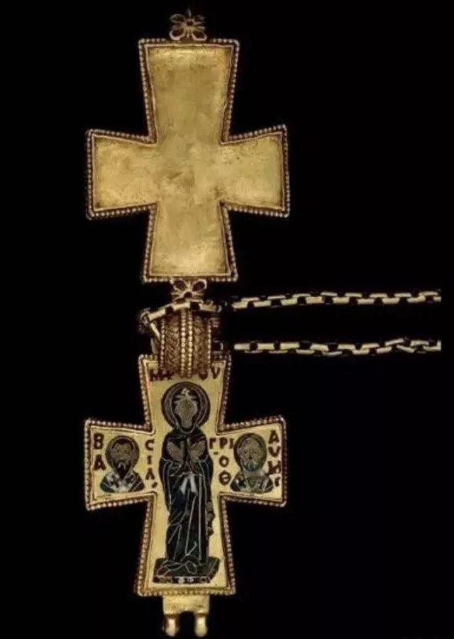 拜占庭风格的主要特点是初期融合了古罗马文明的崇尚自然风格,以宽松