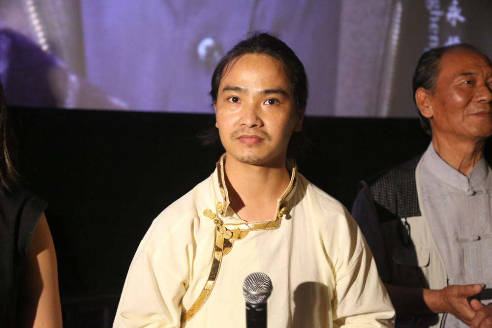 一个藏族导演拍了一部汉族影片还上了院线怎么做到的