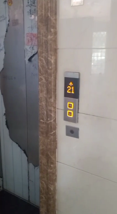 滨州双湖豪庭小区电梯多次困人、坠梯，业主怒斥物业：拿生命开玩笑