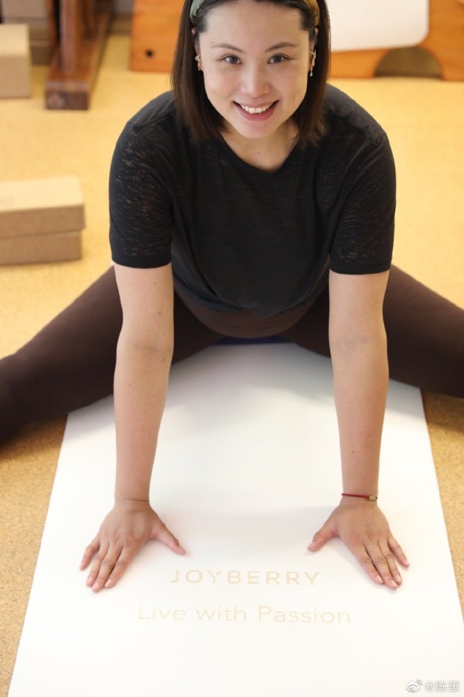 女排曾春蕾最新近照曝光挺着孕肚练习瑜珈发福仍难掩天生丽质