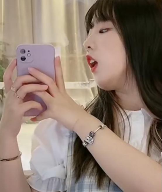 可若是她本身形象太过臃肿,那不管和林锡还是万小七都会显得格格不入