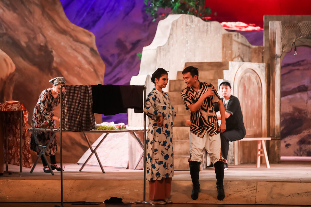 像石榴籽一样团结在一起民族原创话剧石榴花开上演