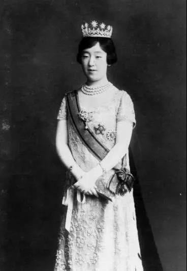 眯眯眼的良子皇后基因太强 后三代都遗传 美智子雅子再美都没用 全网搜