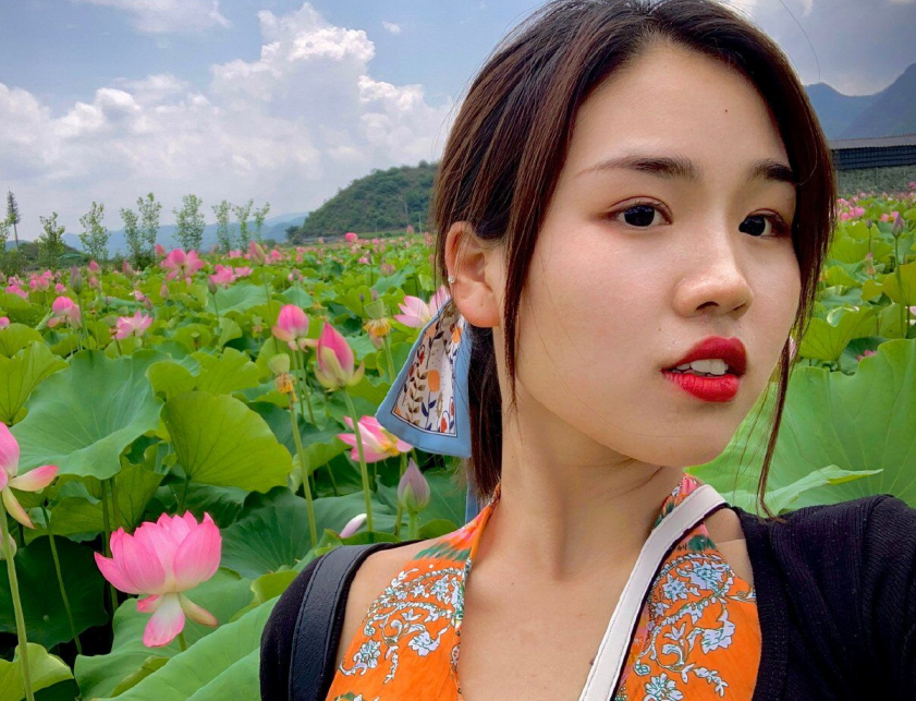 妙龄女子打卡云南文山普者黑欣然取景留下青春靓丽容颜