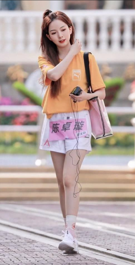 陈卓璇的骨架是有多小?长裤能分两节穿,远看更像个小朋友!_腾讯新闻