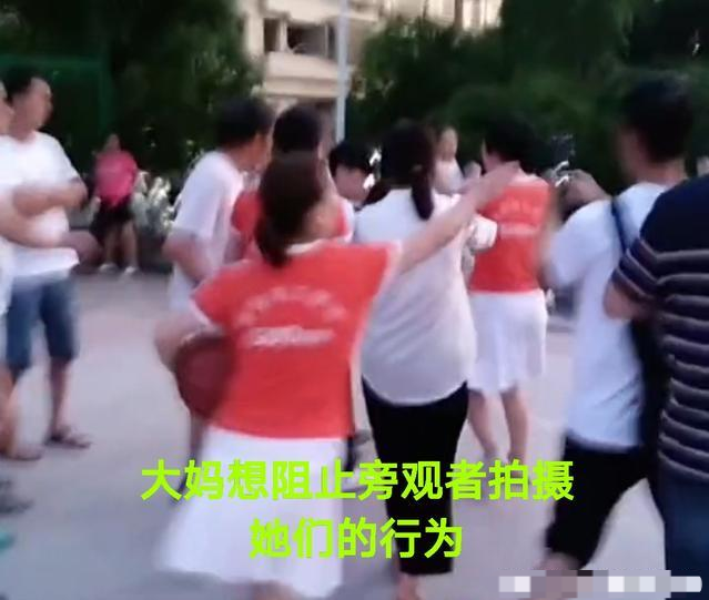 湖南广场舞大妈抢占篮球场，与少年起冲突，发现被拍后掩面就跑