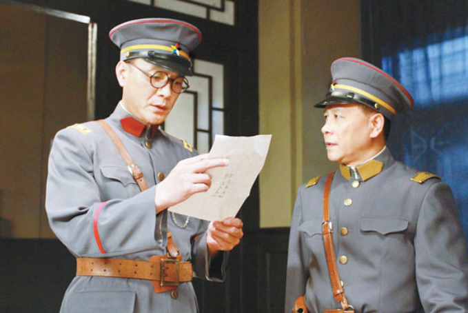 龙泽汇是滇军出身,出生于1910年,云南昭通人.